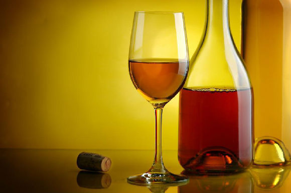 红酒，一般是由红葡萄或是紫色葡萄酿制而成，富含花青素，而花青素可以起到很好的抗氧化作用。所以经常喝葡萄酒，能防止皮肤衰老，让你看起来更年轻，这是红酒为女性喜爱的主要原因。然而红酒的作用不仅这有这点，红酒还有不错的减肥效果，下面我们就来详细说说红酒的作用和功效。 第一，延缓衰老，美容养颜。长期以来，红葡萄酒美容养颜的功能深入身心，所以倍受人们喜爱。红酒中含有非常多的抗氧化剂,这些抗氧化剂可以消除肌肤中的自由基,从而令肌肤减少皱纹,延缓衰老。所以女性常喝红酒可以令肌肤更加细嫩光滑有弹性，让你整个人看起来更加的年轻。 第二，预防心脑血管病，红酒中的原花色素对心血管病的防治起着重要作用。原花色素能够稳定构成各种膜的胶原纤维，防止动脉硬化。而红酒中的另外一种成分白藜芦是一种植物抗毒素，具有抑制血小板凝集作用，可有效降低脑血栓的发生几率。所以中老年女性也可以适当饮用红酒，减少心脑血管病的发病可能。 第三，促进睡眠，良好的睡眠质量对人体来说很关键，尤其对女性来说，充足的睡眠不仅可以保证我们的精力，对皮肤的作用也很明显。原因在于红酒中含有可以辅助睡眠的褪黑素,它能够调节睡眠周期,预防和缓解失眠症的发生。建议女性朋友们在睡前一到半个小时喝一小杯红酒,能有效改善睡眠质量,长期坚持皮肤自然会好，做事情也会有更充足的精力。 第四，有助消化，红酒有很强的促消化作用，因为红酒中含有一种成分，可调整结肠的功能，对结肠炎有一定疗效。 从而改善肠道功能，有助消化，防止便秘。 第五，红酒能抑制脂肪吸收，所以深受减肥人士的喜爱。想要减肥瘦身的人可以平时每天少喝一些红酒，这样对身体也是非常有益的。 虽然红酒有这么多的功效和作用，但毕竟也是含有酒精的，切记饮用一定要适度哦！