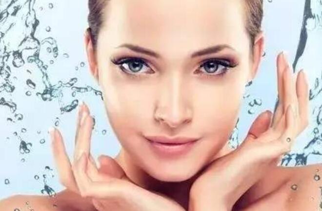 秋季女性皮肤补水保湿的重要性